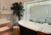 Otthoni wellness a mindennapokban: alakíts ki saját relaxációs sarkot a fürdőszobádban Elegáns fürdőszoba szabadon álló káddal, nyugodt relaxációs hangulattal