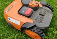 Robotfűnyírók és okos öntözőrendszerek: így automatizáld a kertgondozást, hogy több időd maradjon a pihenésre Robotfűnyíró friss zöld gyepen egy vidéki kertben