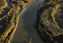 A víz szerelmeseinek: strandok, homokpadok és a legjobb fürdőhelyek nyárra a Sugovicán Homokos folyóparti strand nyáron